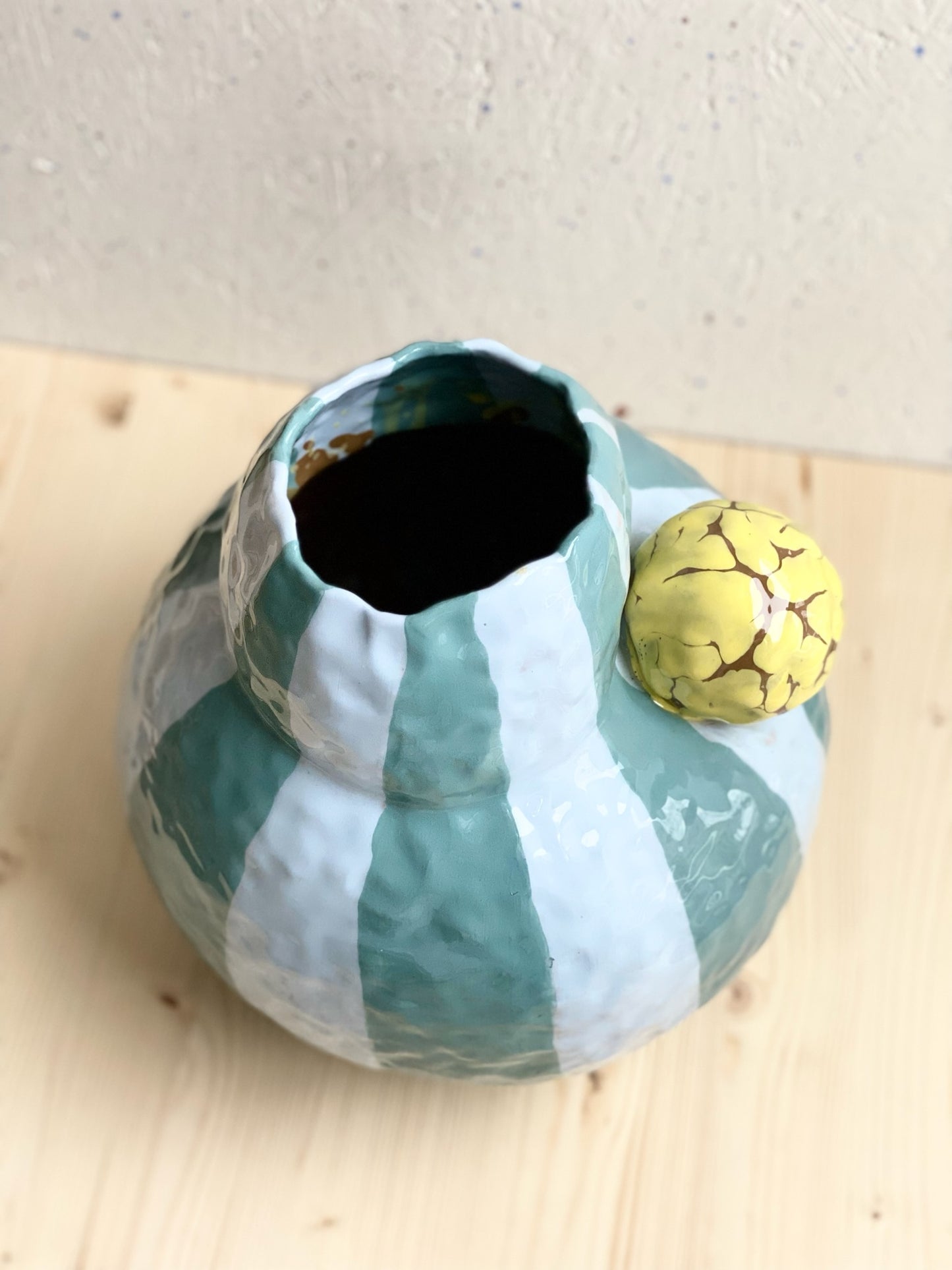 Clownvas med gul boll. Ringlad och tummad.