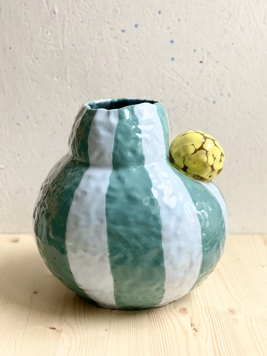 Clownvas med gul boll. Ringlad och tummad.