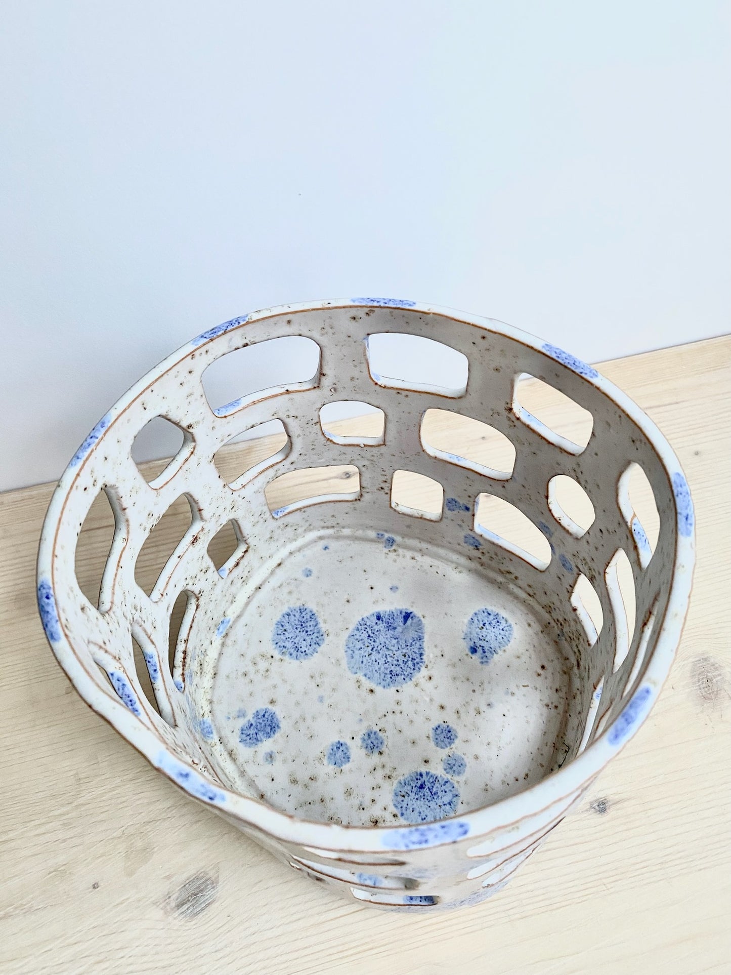 Jardinjär / kruka / fruktskål. Vit och blåspräcklig.