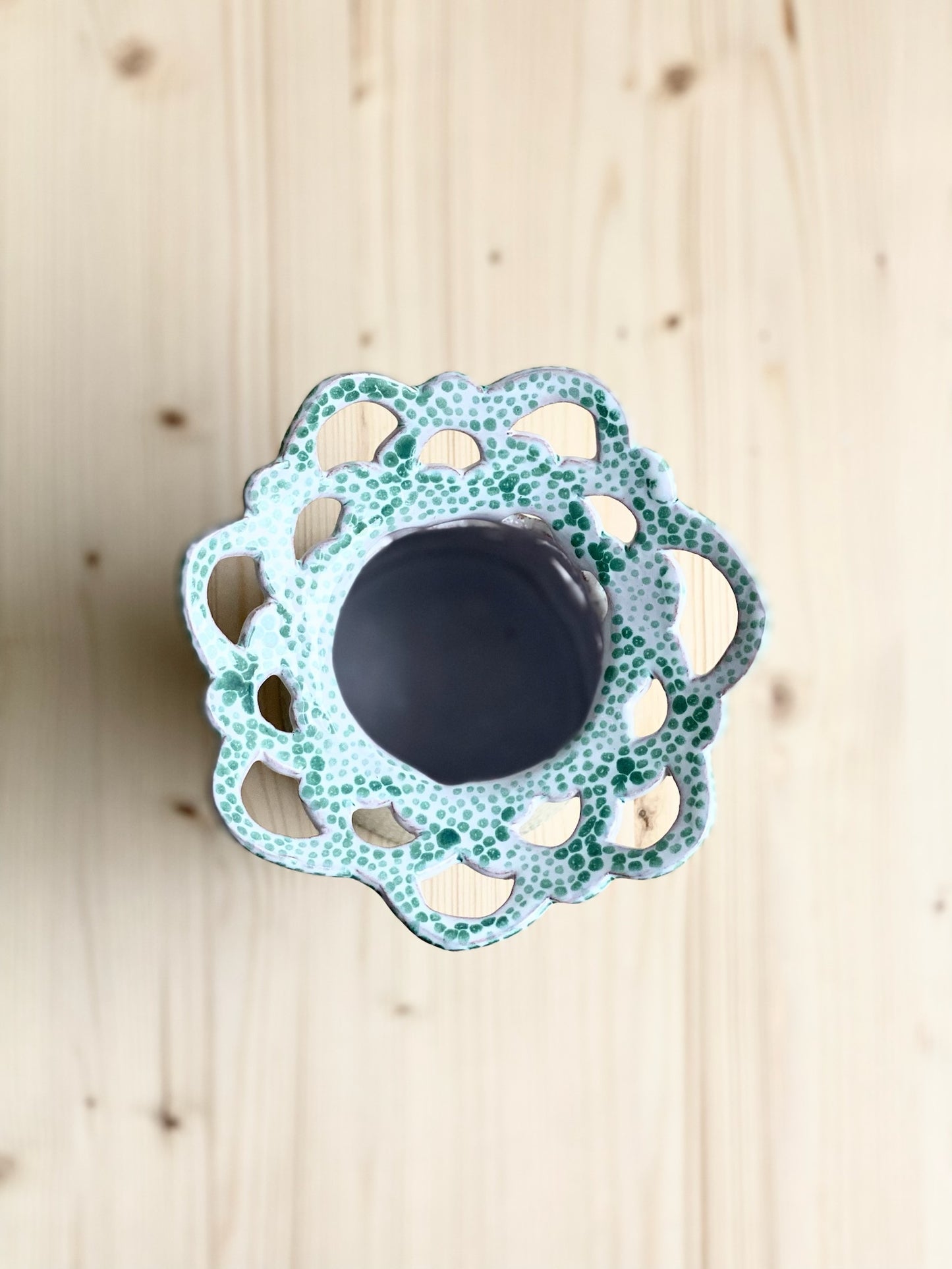 Kavlad vas. Vitglaserad med handmålade gröna prickar.