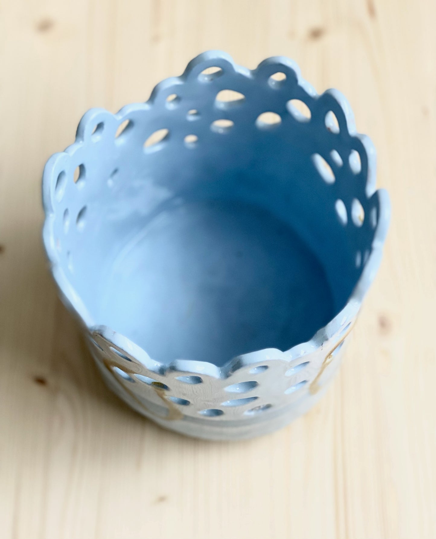 Kavlad kruka / vas på fötter. Ljusblå med konjaksfärjade cirklar.