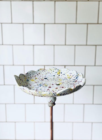 Regnfångare / fågelbad. Vit med konfettistänk