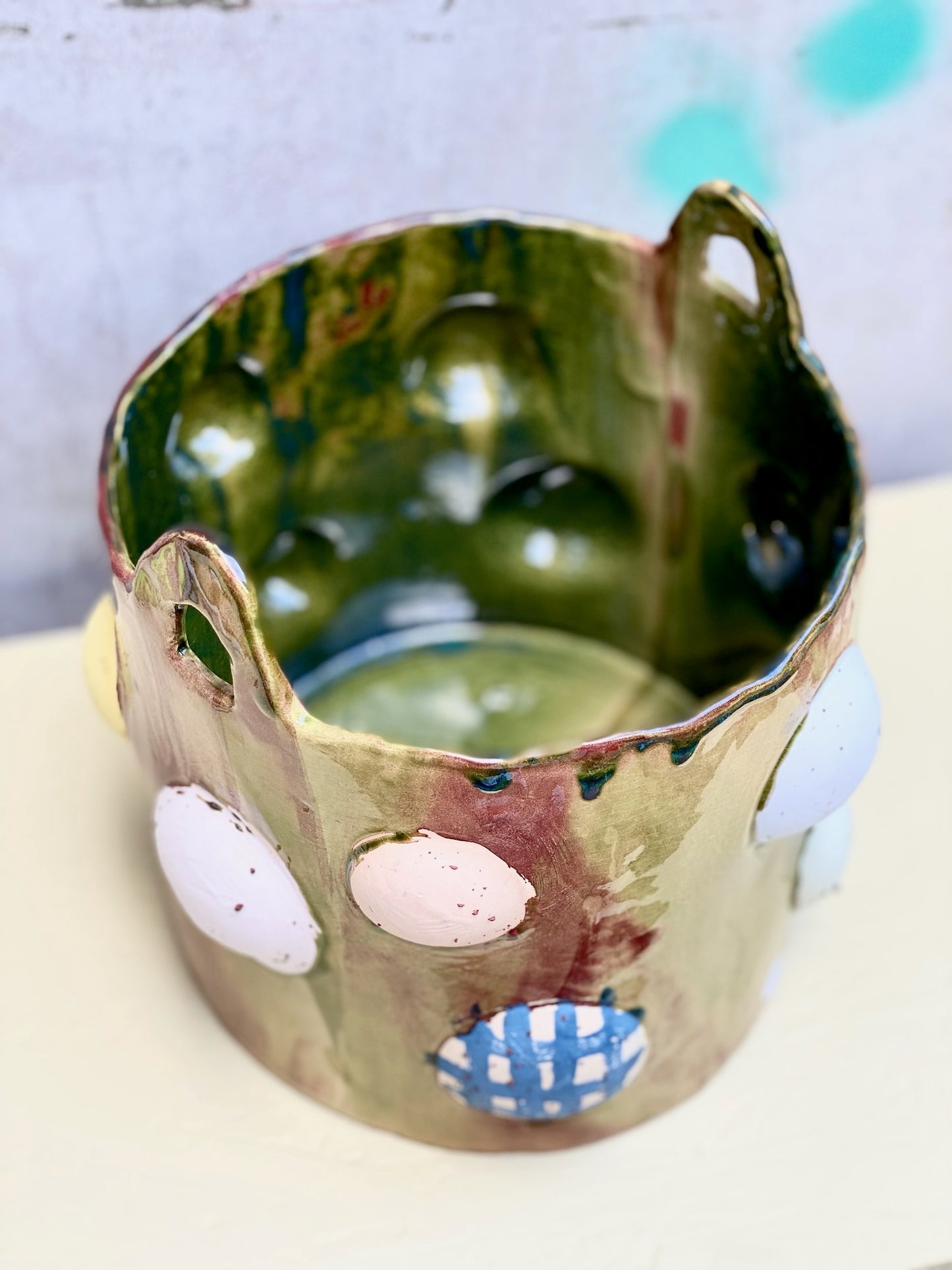 Kruka med bubblor. Mossgrön / roströd