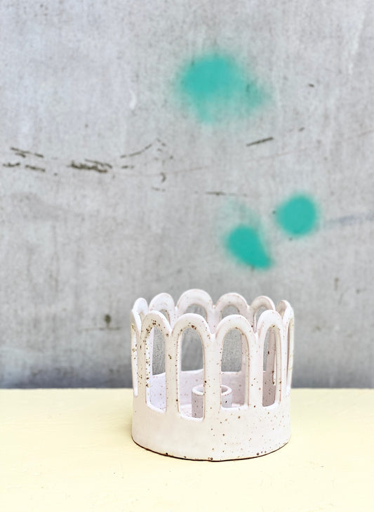 Ljusstake med bågar. Matt vit glasyr med prickar