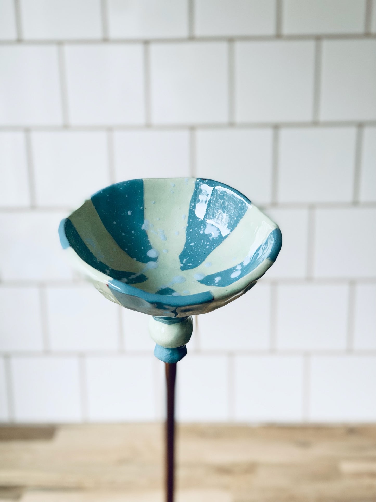 Regnfångare / fågelbad. Pastellgrön / havsblå med ljusblå stänk inuti.