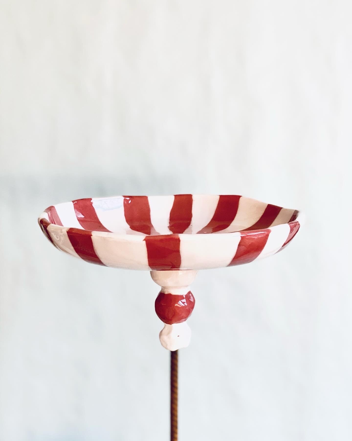 Regnfångare / fågelbad. Pastellrosa / röd