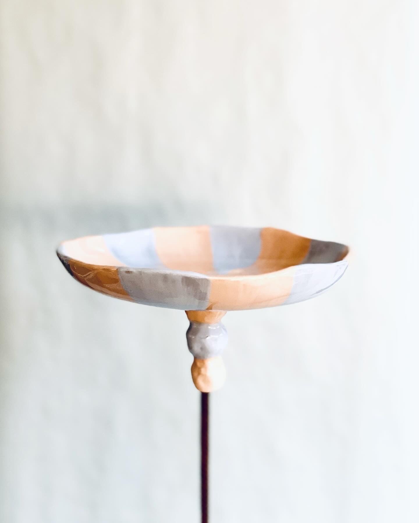 Regnfångare / fågelbad. Ljus orange / pastellblå